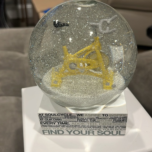 Soulcycle Vintage Holiday Snowglobe!  Very rare find for your SC enthusiast - Picture 3 of 10